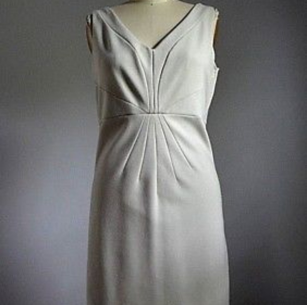 Adrienne Vittadini Sleevless v-neck sheath dress